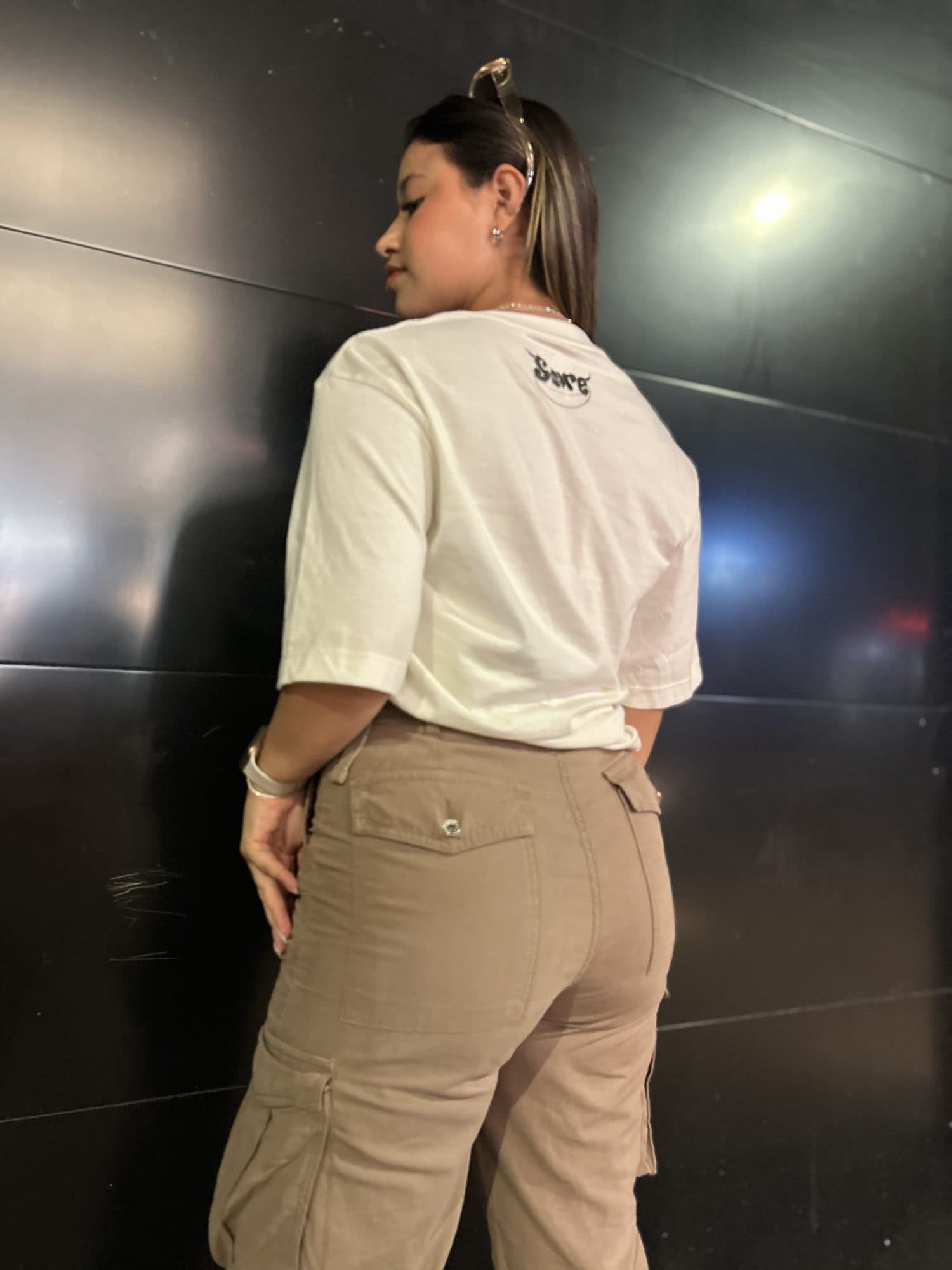 Espalda de la camiseta Intrinsic blanca con “Sure” bajo el cuello