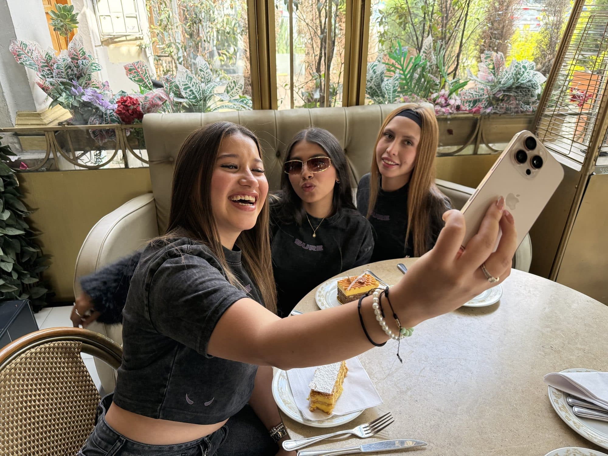 Tres amigas tomándose una selfie con los crops gris carbón Niebla x Ivy