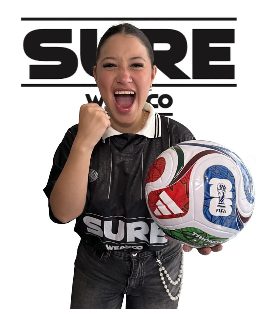 Modelo celebrando con un balón y la camiseta Sure26