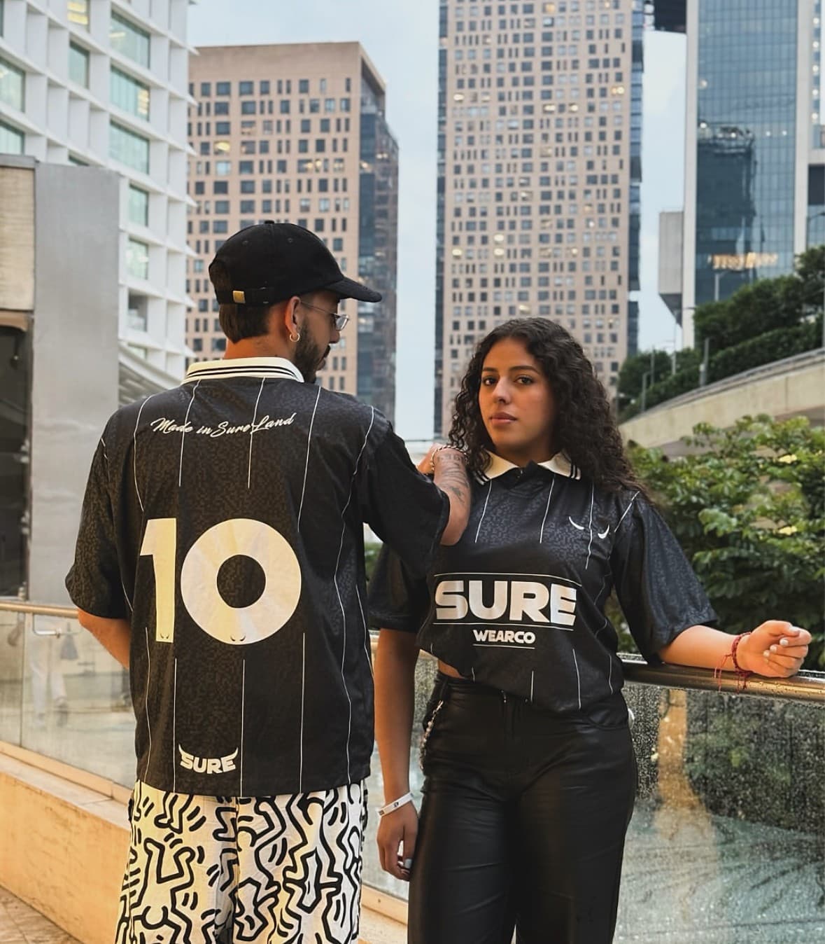 Dos personas con la camiseta Sure26, una de espaldas con el número 10