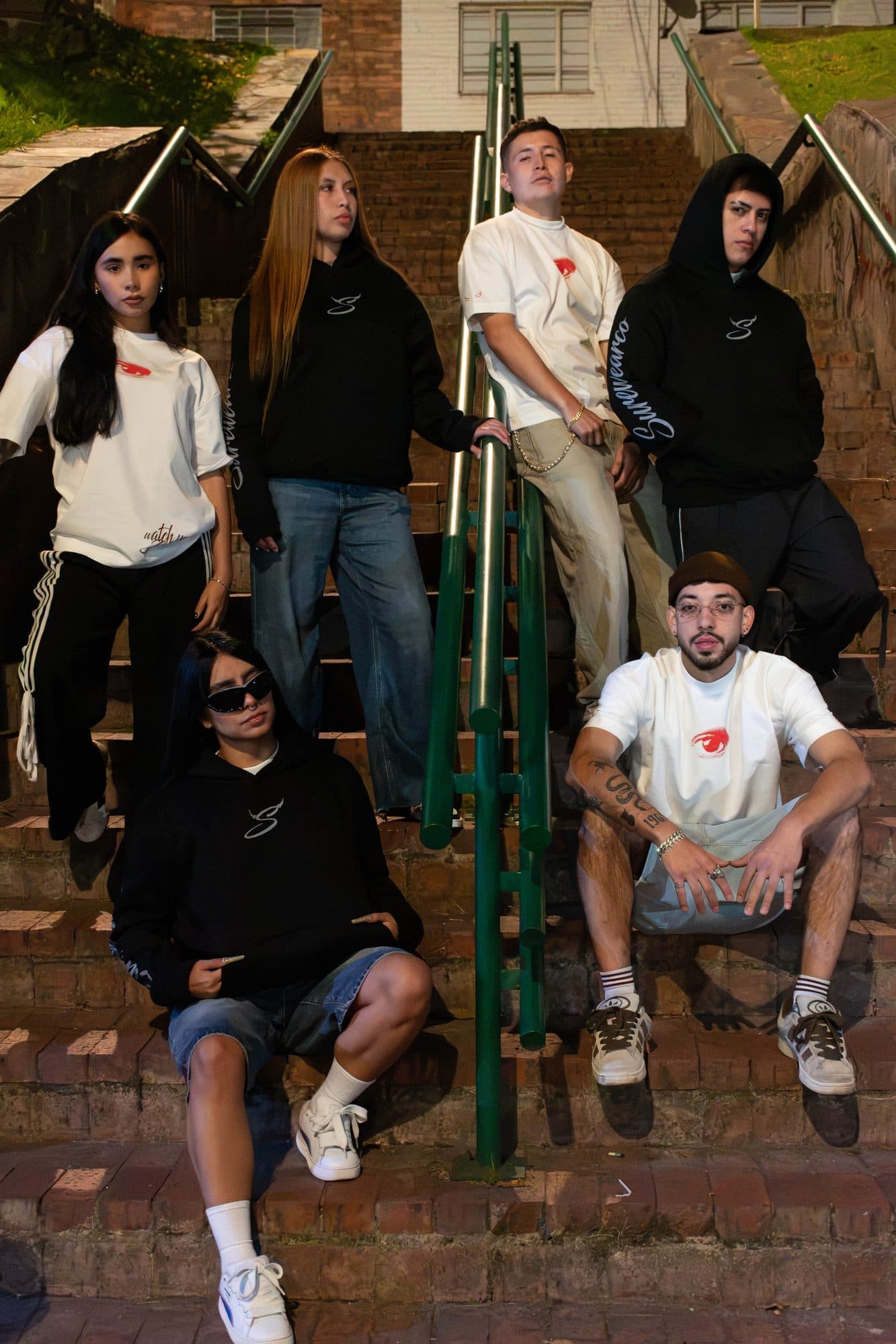 Seis personas en la escalera con la colección Disidencia completa