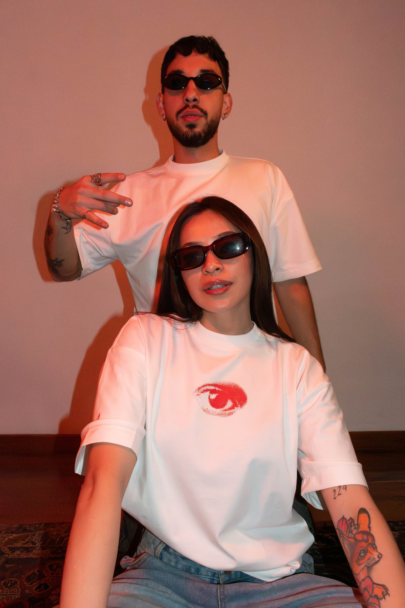 Dos modelos con la camiseta Disidencia blanca