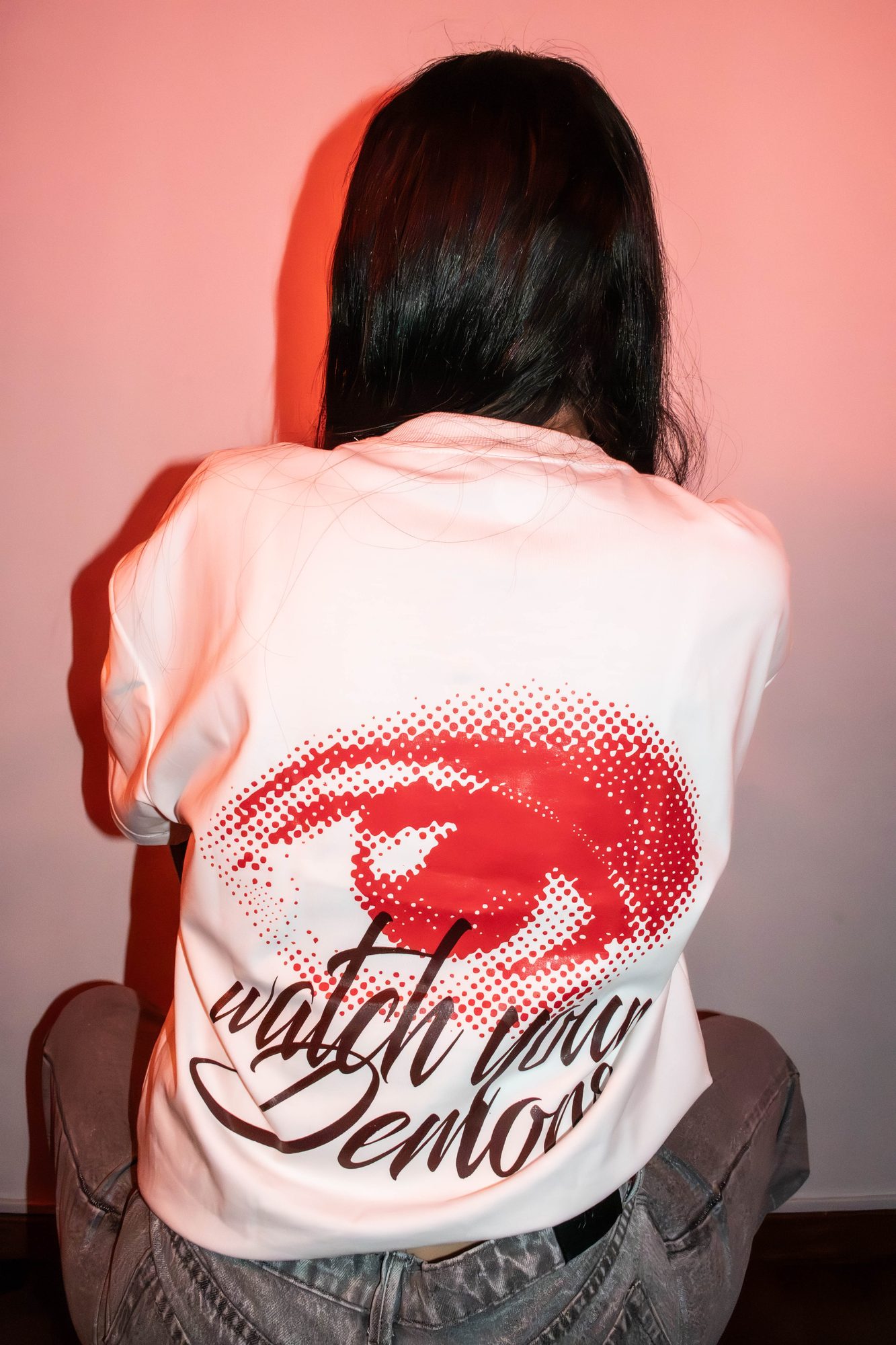 Espalda de la camiseta Disidencia: ojo rojo en semitono y Watch Your Demons