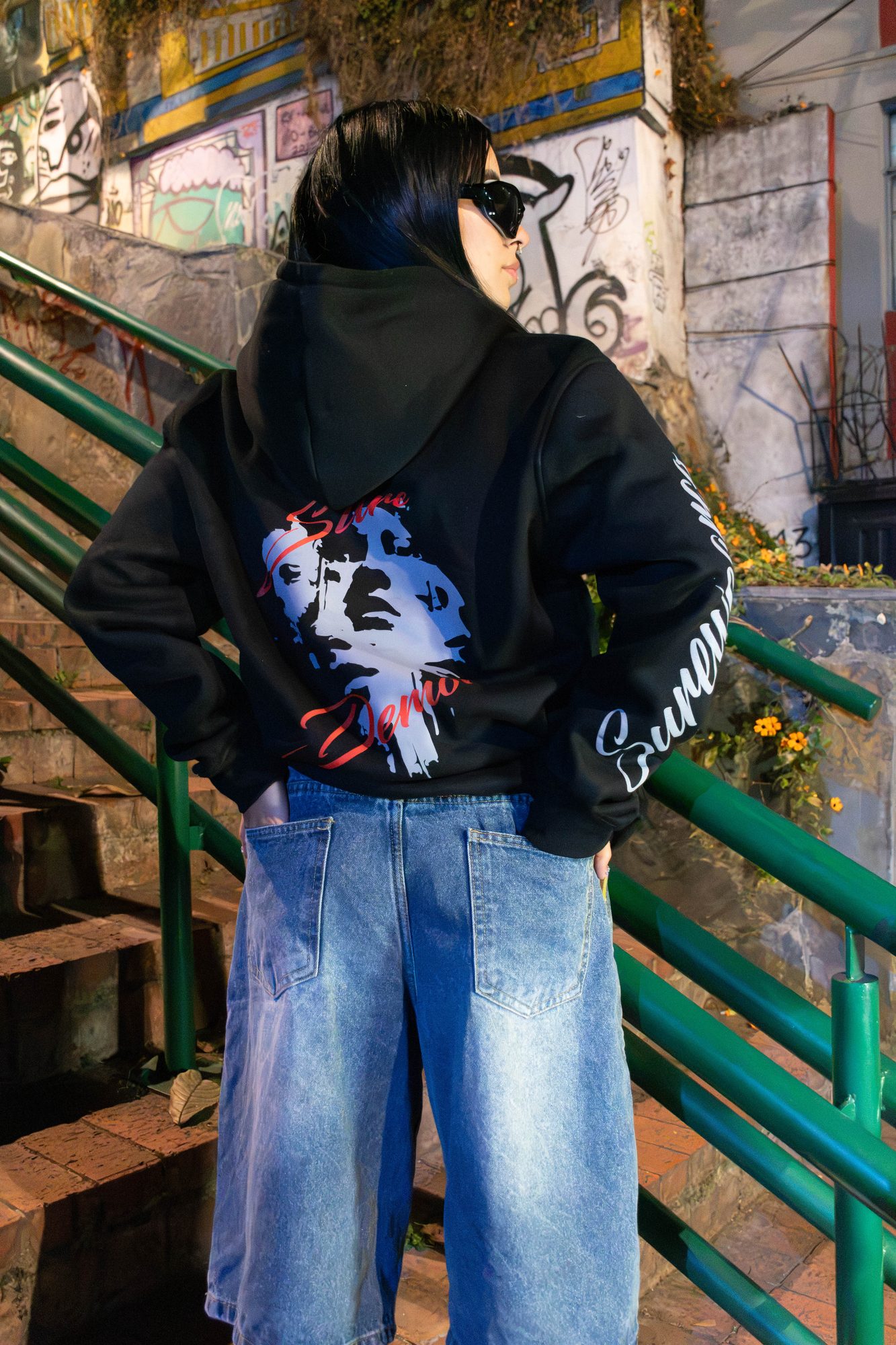 Espalda del hoodie Disidencia: rostro en blanco con Sure y Demons en rojo